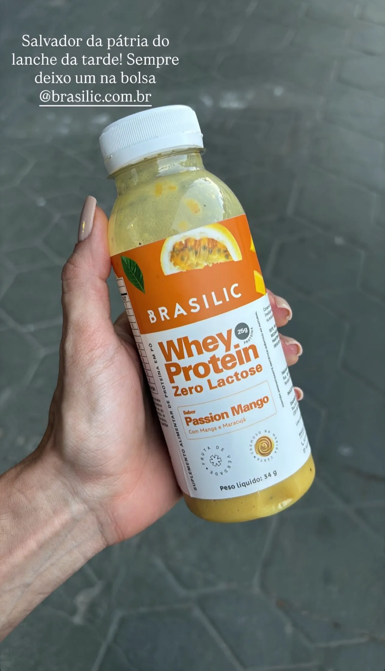 Cliente segurando o Whey Passion Mango, salvador do lanche da tarde